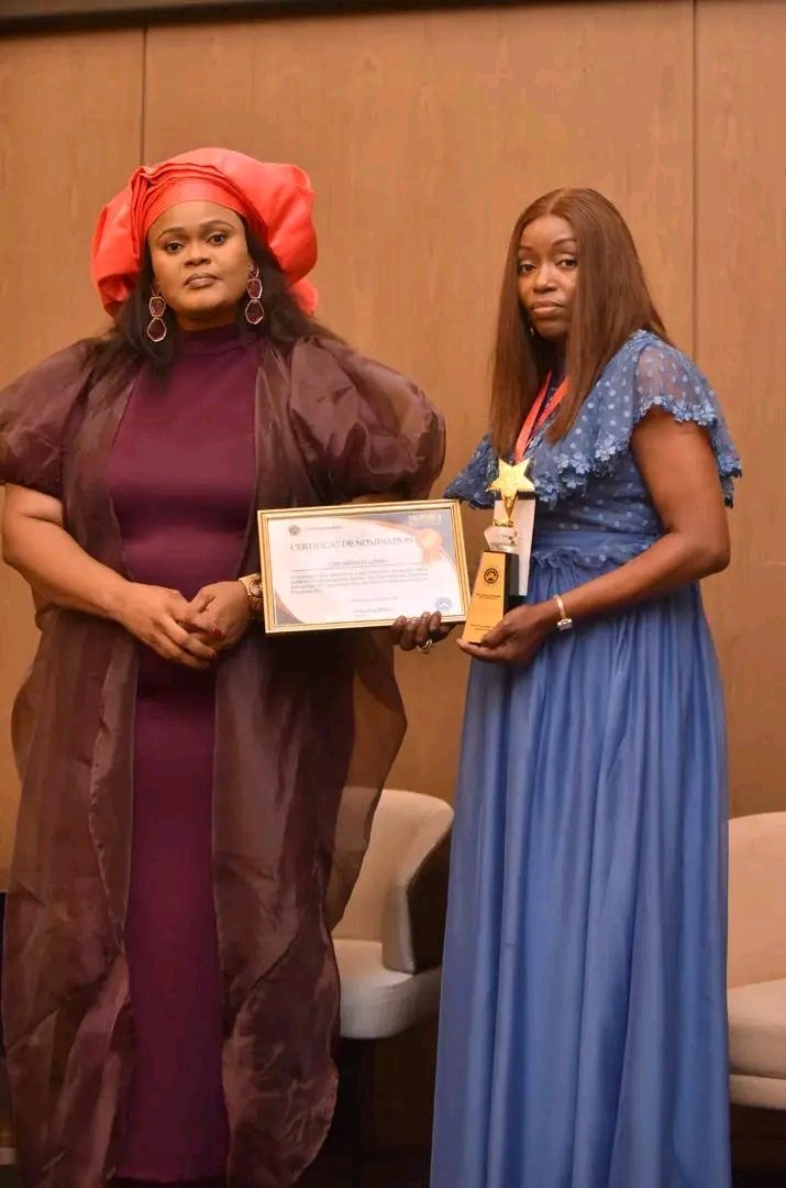 Lauréate avec certificat d'excellence